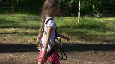 Sarışın kız tırmanma bir mekana gidiyor