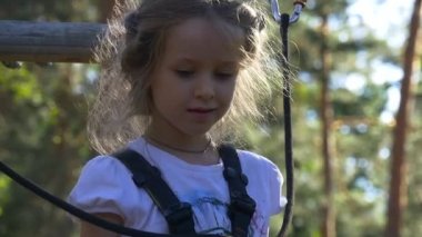 Menteşeli ahşap köprüden kız gider