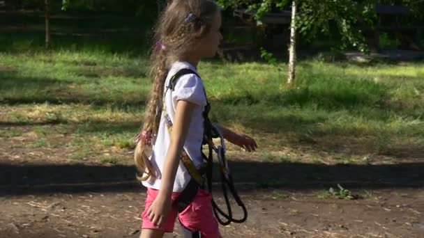 Szőke lány megy egy helyre, a mászás — Stock videók