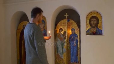 Noel Svyatogorsk adam kilise Şapel tebeşir mağara içindeki freskler görüntüleri turist yakın duran bir mum ile yaldızlı dekorasyon turizm