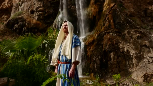 Verheven gaat Joodse Man farizeeër in de buurt van waterval Worshiper klapt zijn handen te plegen het ritueel van de Schrift van de wassing-bevattende geval op zijn voorhoofd — Stockvideo
