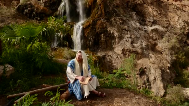 Joodse Man is dat lezing schrift in de buurt van de waterval Worshiper Farizeeër gaat plegen het ritueel van wassing jodendom Mount Nebo Amman stad van Jordan Sunny — Stockvideo