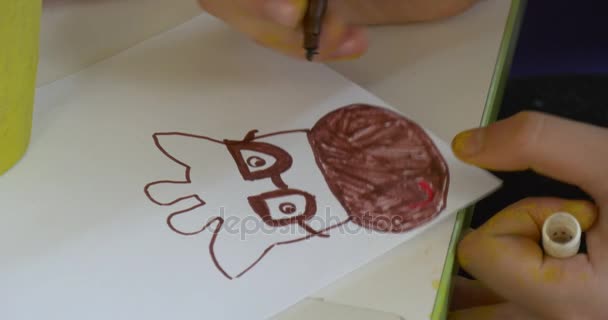 Kinderhände zeichnen Giraffengesicht Kinder basteln Spielzeug Papiergiraffen Menschen, die sich im Unterricht mit Kunst beschäftigen Kind hält Filzstift am Schreibtisch — Stockvideo