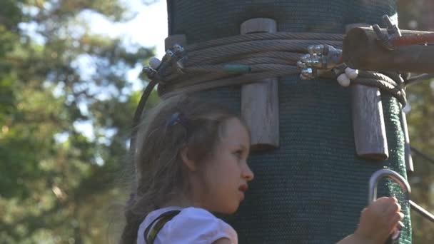 女孩的绳索紧固检查可靠性 — 图库视频影像