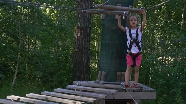 Chica preparándose para el descenso a la plataforma de madera — Vídeos de Stock