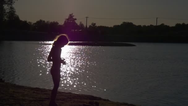 Lilla flickan har en vila på en sandstrand — Stockvideo