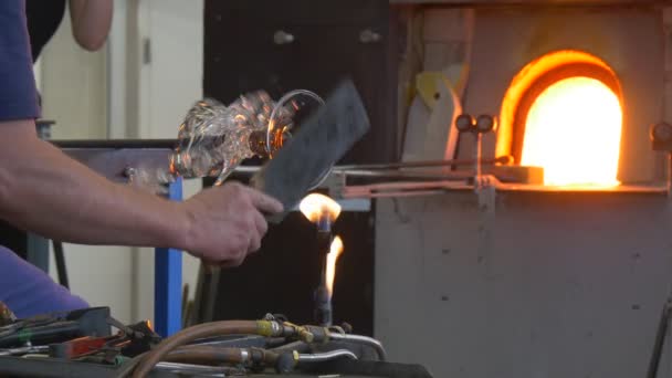 Verarbeitung von Glasgegenständen. — Stockvideo