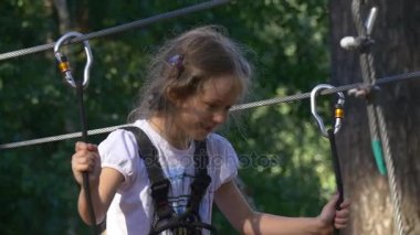 Kız bir ip merdiven üzerinde aşırı parka gider..