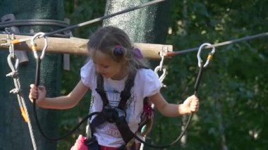 Küçük kız yürüyor mutlu kız macera ip Park vardır parkta bir ip merdiven Entertainment tarafından yaz güneşli gün çocuk eğlenceli darrylh spor tarafından olduğunu