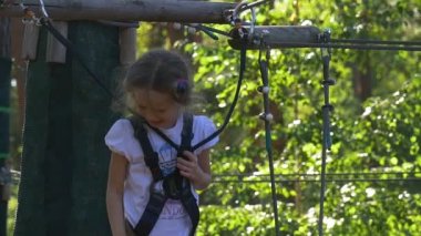 Güneşli bir yaz günü Extreme Park'ta küçük kız