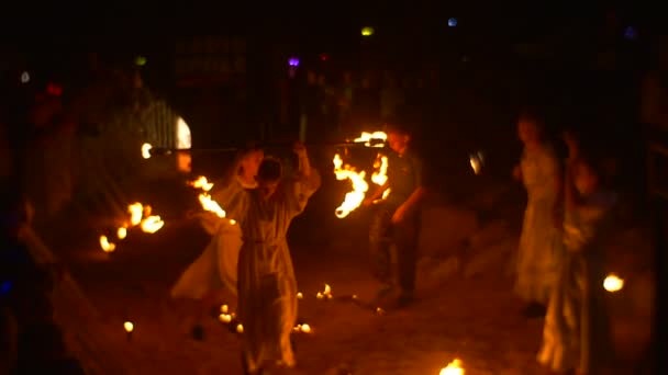Люди оценили фестиваль огня и танцев — стоковое видео