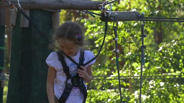 Liten flicka i Extreme Park en solig sommardag — Stockvideo