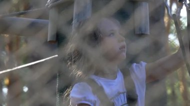 Cesur küçük kız sabit ile dağcı takılır dişli çocuk parkta macera ip yaz güneşli gün çocuk eğlenceli darrylh spor aksiliklere üstesinden tarafından o
