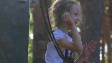 Kız oyun. Yaz eğlencesi ormanda