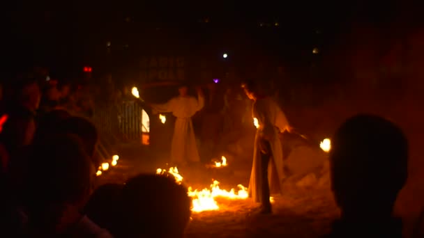 Огромная толпа людей пришла на фестиваль огня и танцев — стоковое видео