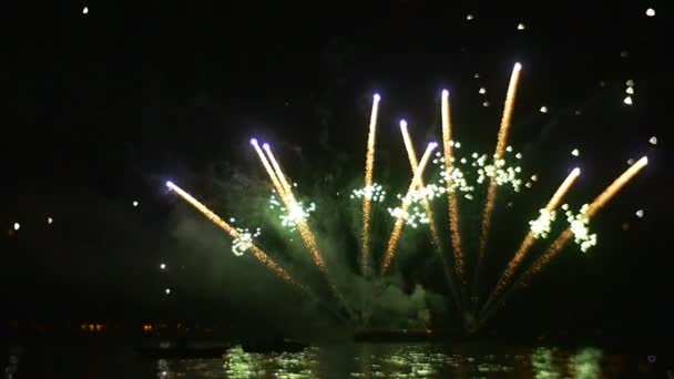 Pirotecnia faz um teste de uma nova invenção - fogos de artifício-camaleão — Vídeo de Stock