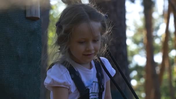Dívka na stromě v parku extrémní kurz lana — Stock video