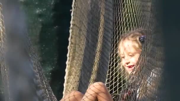 Chica tiene en la rejilla de pesca y se sienta allí — Vídeos de Stock