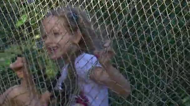 Ragazza della scuola dai capelli biondi scuote un'amaca — Video Stock