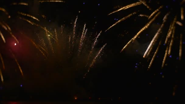 Knippert en wolken van rook in de explosie van de hemel op de Oilship Ordnance exploderen op de viering van de dag van het overwinning boot in een grote schaal geld te gooien — Stockvideo