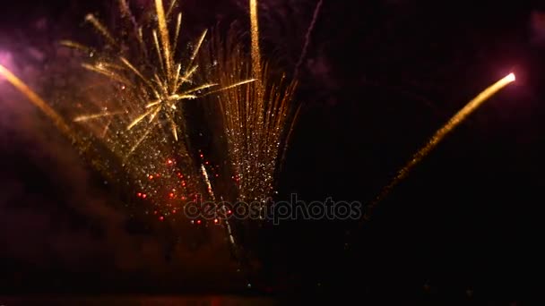 Krásný ohňostroj oslava ve velkém měřítku házet peníze pryč vítězství den oslav romantický večer exploze emocí oblaka kouře — Stock video