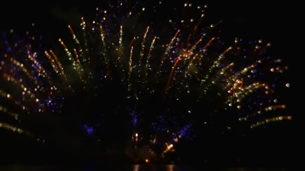 Cadeau romantique coûteux de feu d'artifice pour le spectacle de femme avec des dispositifs pyrotechniques de feu Événement de fumée de lumière de bruit dans une grande célébration de manière dans une grande échelle — Video
