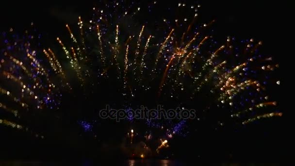 Regalo romántico costoso del fuegos artificiales para el espectáculo de la mujer con los dispositivos pirotécnicos del fuego Evento de humo de la luz del ruido en una celebración de la manera grande en una gran escala — Vídeos de Stock