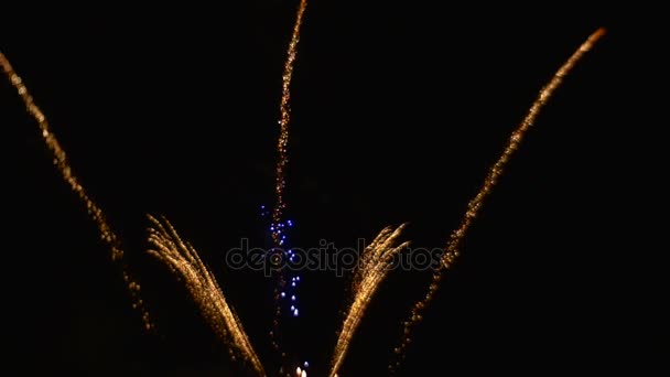 Feuerwerk echte Dreharbeiten Pyrotechnik zeigen Lärm Licht Rauchfunken fliegen am Himmel in einzigartigen Formen Vulkanausbruch wie Lava Bogen in der Luft — Stockvideo