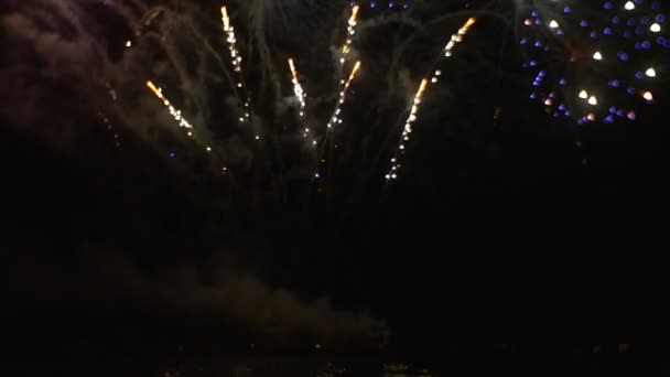 Sparks fuoco d'artificio sono riprese e volare in cielo formando modelli complicati Pyrotechnics Show Celebrazione in grande scala Serata romantica rallentatore — Video Stock