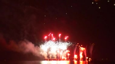 Yangın epik sahne patlama ile tekne piroteknik üzerinde gösteri yanıp duman kutlama parlak elmas bulutlar gibi ışığın içinde büyük ölçekli göster