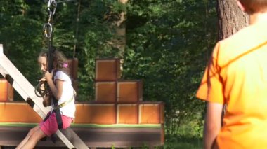 Bir ip bir yüzüne bir gülümseme ile kız iner