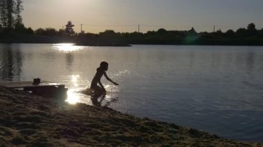 Küçük kız bir ahşap iskele üzerinde çalışır