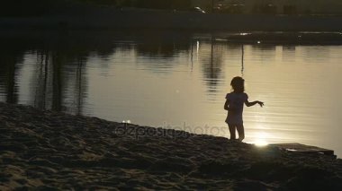 Bir el sallayarak küçük sarışın kız