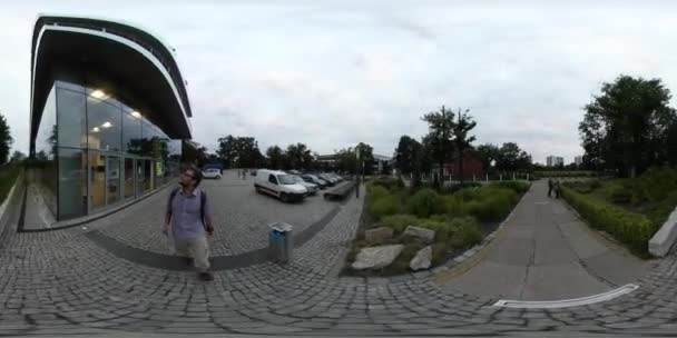 360Vr Vídeo Dia da Cidade Opole Park Folhas Turísticas Salão Iluminado Caminhando pela Praça Cobblestone no Parque Árvores Verdes Gramados Turista está Caminhando pelo beco — Vídeo de Stock