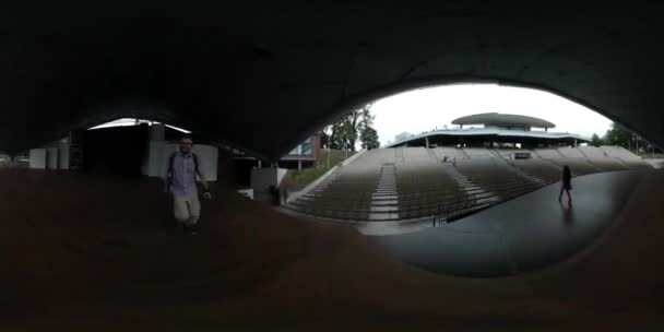 360Vr Video 360 Degrees Father Daughter Running Stage Open Air — Stockvideo
