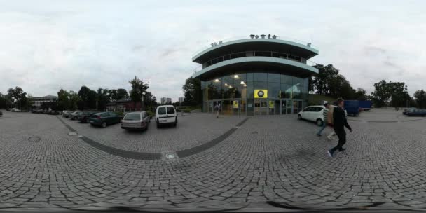 360Vr Video El hombre camina alrededor de la plaza Cobblestone en Park City Day Edificio moderno Opole en medio del Palce El turista está mirando los lugares de interés Día de verano — Vídeo de stock