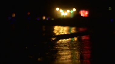 Gece görünümü. Suya yansıyan ışıklar. Kıyıda alıştırma su. Korku, gerilim