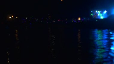 Işık gösterisi. Gençler neşeli günlerinde kutlamak