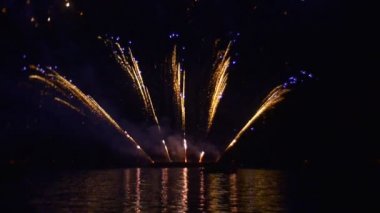 Fireworks uygulamasında Fan şekil pahalı yangın sevgili kız patlama duygu için bir büyük ölçekli pahalı hediye bir büyük yol kutlama olay göstermek