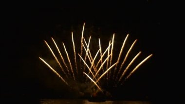 Epik sahne güzel havai fişek Grand ateş gösterisi olay sevgili kız için para uzağa pahalı hediye atma bir büyük ölçekli bir büyük yol kutlama