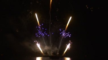 Sevgili kız için büyük bir şekilde pahalı hediye duygu balo gece romantik akşam olay Horizon patlamayla ilgili parlak kıvılcımlar havai fişek çekim