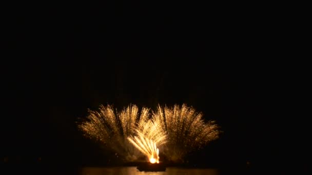 Des étincelles s'envolent comme un ventilateur Événement de spectacle de feu coûteux d'une grande manière Célébration dans un cadeau cher à grande échelle pour une fille bien-aimée Explosion d'émotion — Video