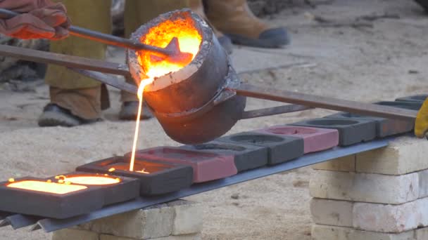 Arbeiter gießen sehr flüssiges flüssiges geschmolzenes Metall Show für die Zuschauer das Eisen brennt in den Formen hohen Temperaturen Festival outoors auf einer Straße von Breslau — Stockvideo