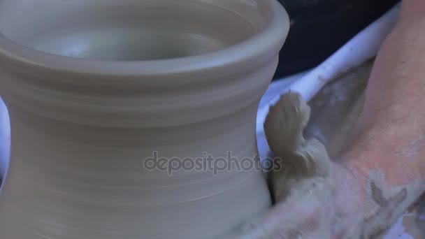 Potter is Molding een vaas verhogen het aardewerk wiel werknemer is het maken van een Pot vuile mannelijke handen Workshop openlucht Festival van hoge temperaturen in Wroclaw — Stockvideo