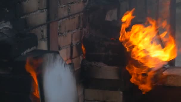 Ofen für Ton und Emaille brennende orangefarbene Feuerflamme kommt Leistung für Touristen Ziegelbauten Festival der hohen Temperaturen in Breslau — Stockvideo