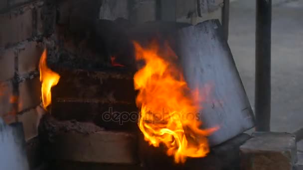 男性手開き炉は粘土とオレンジ色の炎が出る祭ブロツラフの高温のエナメル質の木製の炉の一部を置く — ストック動画