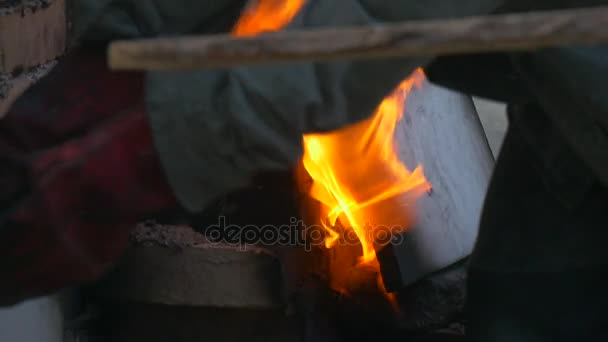 Trabajador en el horno para arcilla y esmalte Fuego naranja ardiente sale los trabajadores en el espectáculo de ropa de seguridad en Teh Festival de altas temperaturas en Wroclaw — Vídeo de stock