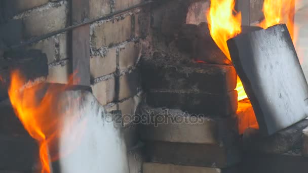 브로츠와프 폴란드에서 고온의 관광객 야외 축제에 대 한 성능 나오는 벽돌으로 점토와에 나 멜 오렌지 화재 불꽃 점화에 대 한 — 비디오