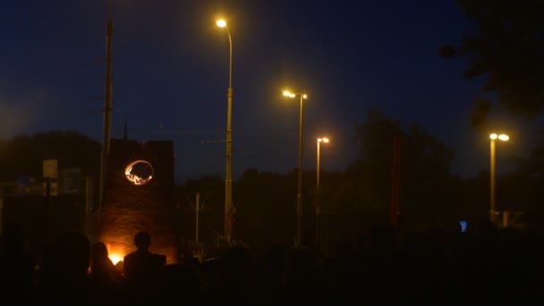 İnsanlar gece şehir sokak kil ve portakal yangın işçileri yanan emaye fırını açık havada yakınındaki siluetleri Festivali Wroclaw yüksek sıcaklıklar — Stok video
