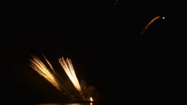 Sparks, havai fişek gibi altın darbeleri uçan en yüksek gece gökyüzü Fireworks uygulamasında köpüklü gibi bir elmas kutlama bir büyük ölçekli olduğunu